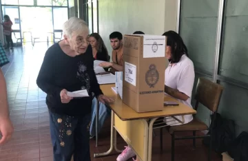 “Beba” tiene 86 años y volvió a votar después de 8 años: “Vine por el futuro de mis nietos y bisnietos”