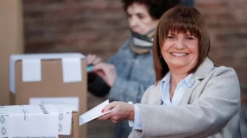 Bullrich votó y dijo que aún no decidió si irá al búnker de Milei