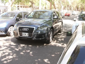 Quejas por caos vehicular en calle de doble mano, angosta y muy transitada