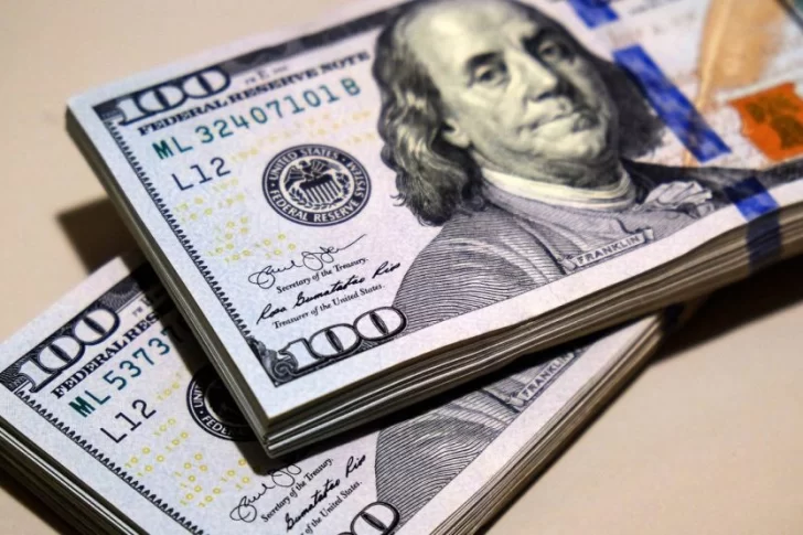 El dólar blue se negoció a $890 en la city porteña y en San Juan subió $10 para cerrar en $940