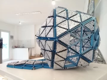 Impresionante escultura hecha con más de 5 mil latas recuperadas