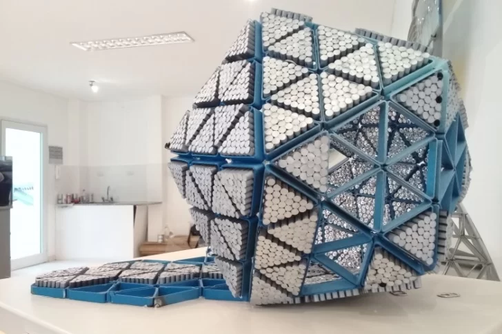 Impresionante escultura hecha con más de 5 mil latas recuperadas