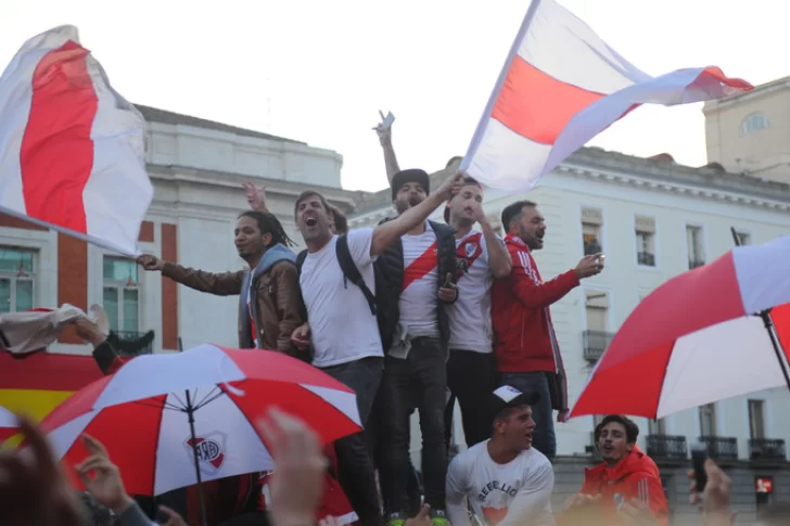 Multitudinario banderazo de los hinchas de River