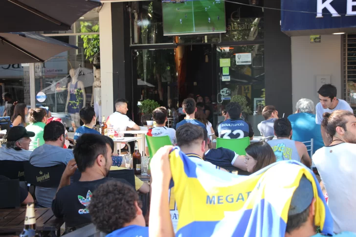 Cánticos y algo fresco, así se vive la Superfinal en los bares de San Juan