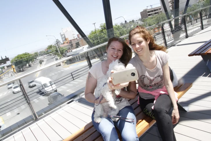 Correr, descansar y hasta sacarse fotos, las actividades en el flamante Puente Cívico