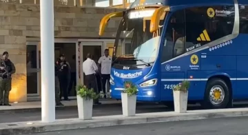 Boca volvió al país luego de perder la final de la Copa Libertadores y fue recibido por una multitud