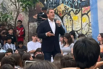 Massa cerró su campaña con una reunión con estudiantes: “El amor siempre le gana al odio”