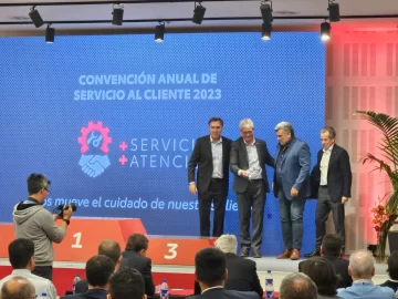 Señor González, concesionario oficial Toyota en San Juan, destacado con el primer premio en PosVenta por Toyota Argentina