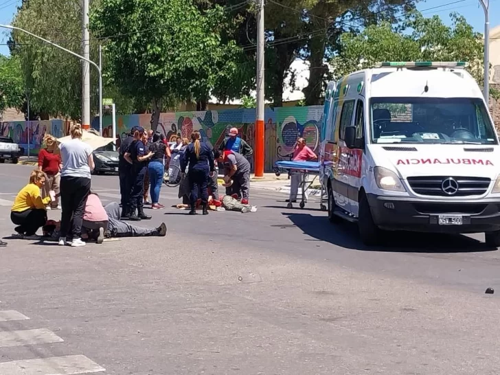 [FOTOS] Dos hombres heridos en un fuerte choque entre una moto y una bicicleta en Chimbas