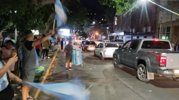 Los libertarios salieron a festejar con caravanas alrededor de Plaza 25 y en los departamentos