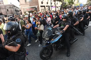 Con un fuerte operativo policial, el Gobierno logró acotar la manifestación en Plaza de Mayo