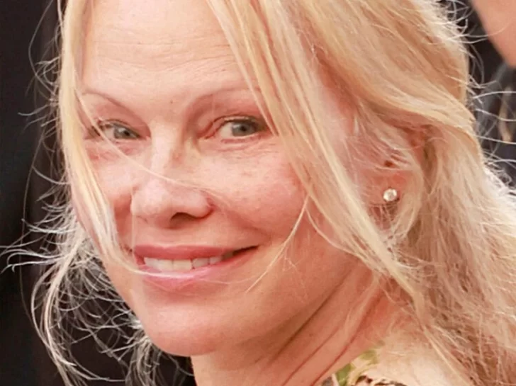 Pamela Anderson fue a los “Fashion Awards” sin maquillaje y se volvió viral