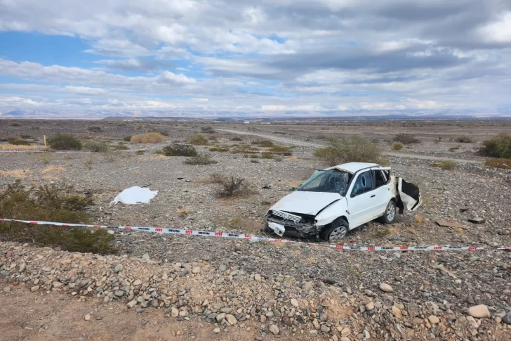 Perdió el control de su vehículo, volcó y su acompañante falleció