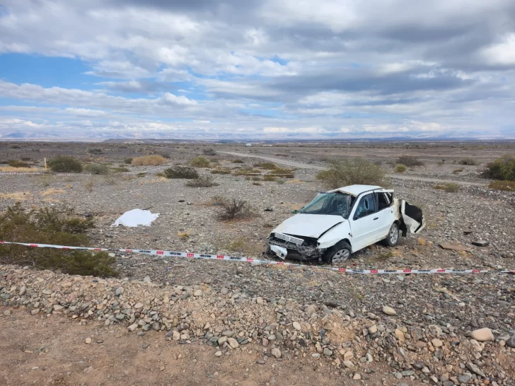 Perdió el control de su vehículo, volcó y su acompañante falleció