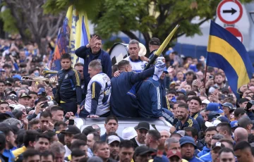 Miles de hinchas marcharon con Riquelme