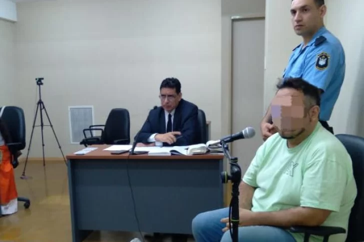 Le dieron 12 años por “violar con el cabo de un cuchillo” a su hijo