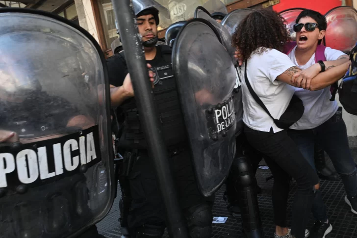 Al menos 6 detenidos en la protesta de la CGT por DNU