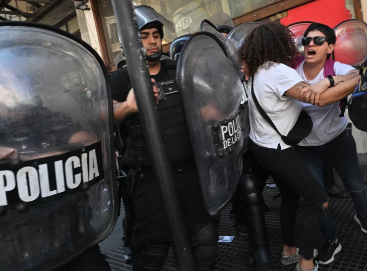 Al menos 6 detenidos en la protesta de la CGT por DNU