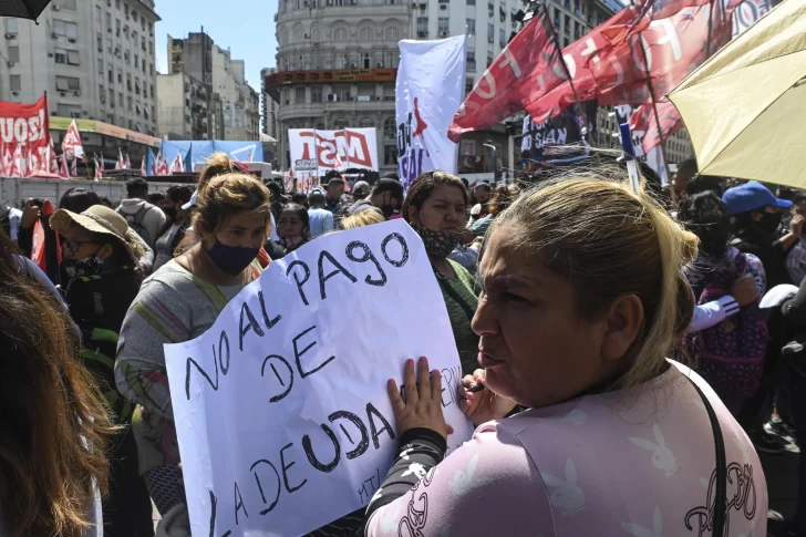 El insólito requisito que habrá que cumplir para reunirse en espacios públicos, según la ley ómnibus