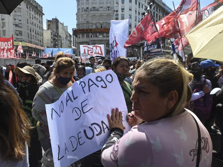 El insólito requisito que habrá que cumplir para reunirse en espacios públicos, según la ley ómnibus