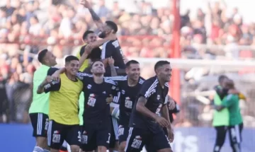 Riestra alcanzó un histórico ascenso a Primera tras vencer a Maipú