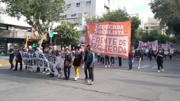 Con gran presencia policial, una columna de 3 cuadras de organizaciones sociales copó las calles del centro