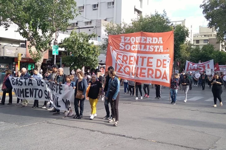 Con gran presencia policial, una columna de 3 cuadras de organizaciones sociales copó las calles del centro