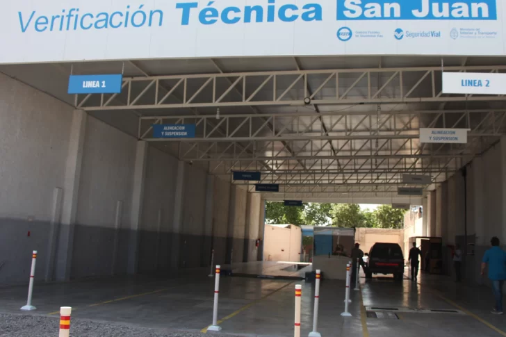 Ante la confusión por el DNU, menos gente lleva el auto a la RTO