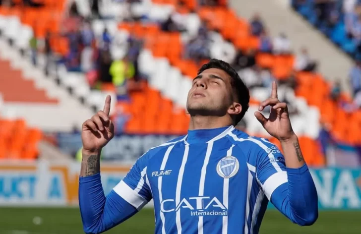 El Tomba ganó con un golazo “maradoniano”