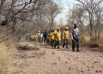 El incendio forestal de Valle Fértil avanza y sigue afectando a Los Bretes