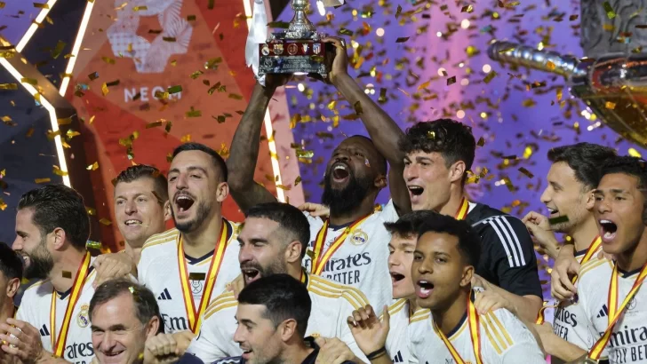 Real Madrid goleó a Barcelona y levantó la Supercopa de España