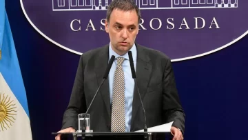 Gobierno dice que salto del dólar es “una muestra gratis” por trabas a Ley Ómnibus y DNU