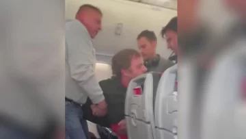 Un pasajero intentó abrir la puerta de un avión en pleno vuelo y causó pánico