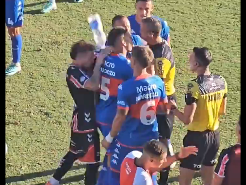 Violencia: un hincha le tiró un botellazo a un jugador de Chacarita y suspendieron el partido