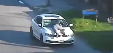 Persecución de película: chocó y escapó con la víctima colgada en el capot de su auto