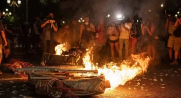 El Gobierno denunciará a los manifestantes que rompieron baldosas y prendieron fuego contenedores