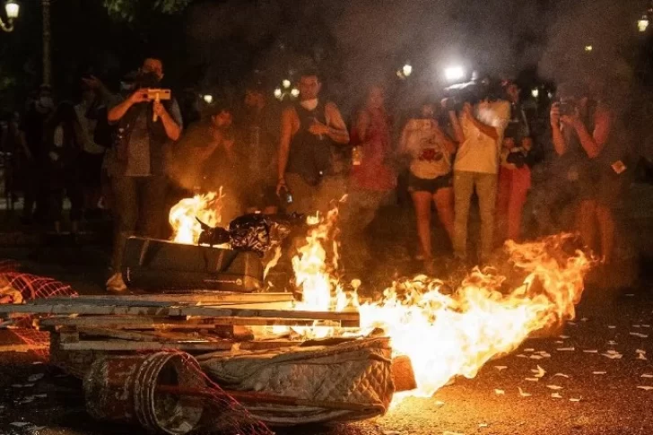 El Gobierno denunciará a los manifestantes que rompieron baldosas y prendieron fuego contenedores