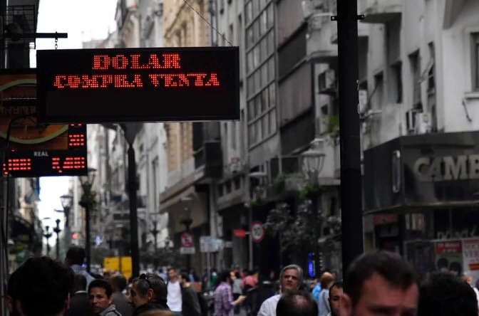 Esperan un recargo de 20% por consumo con dólar en el exterior