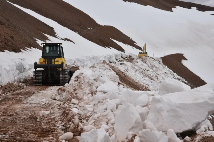 El gobierno apunta a comenzar en 2023 la obra de pavimento del Paso de Agua Negra