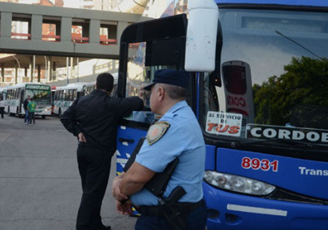 Anuncian suspensión para colectivos de larga distancia y vuelos de cabotaje