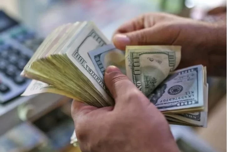 El dólar blue, imparable: subió 40 pesos y en San Juan se negoció a $1.450