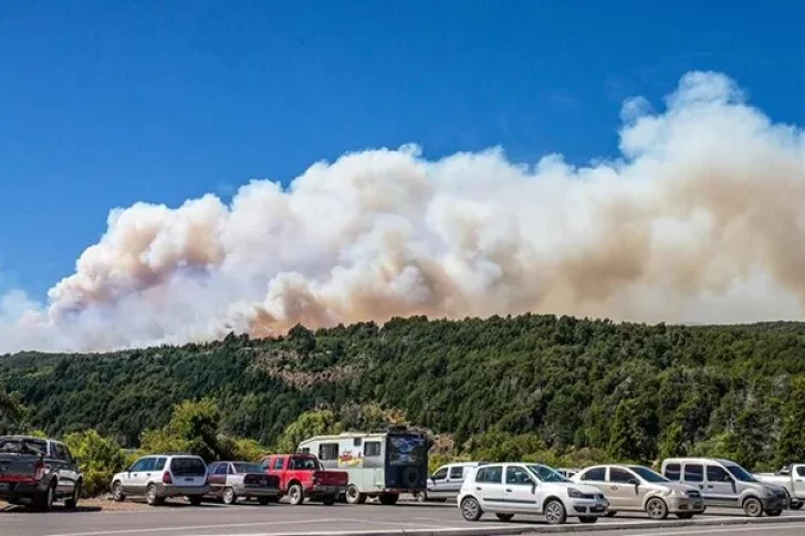 Fuego en Los Alerces: advierten que el viento puede complicar la lucha