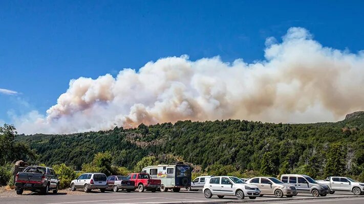 Fuego en Los Alerces: advierten que el viento puede complicar la lucha