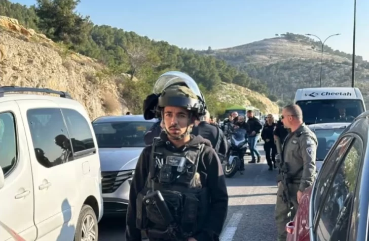 Grupo armado abrió fuego contra civiles en medio de un embotellamiento cerca de la frontera de Israel: tres muertos y ocho heridos