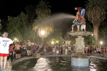 [Fotos] La Plaza 25 volvió a ser el epicentro de los festejos de los ‘millonarios’ sanjuaninos