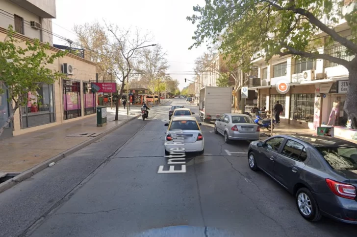 En pleno centro, un ladrón rompió una puerta de blindex para entrar a un Pago Fácil