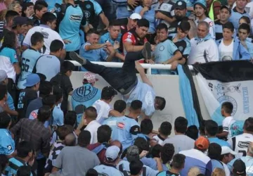 Agoniza el hincha que fue tirado de la tribuna