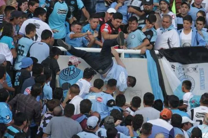 Agoniza el hincha que fue tirado de la tribuna