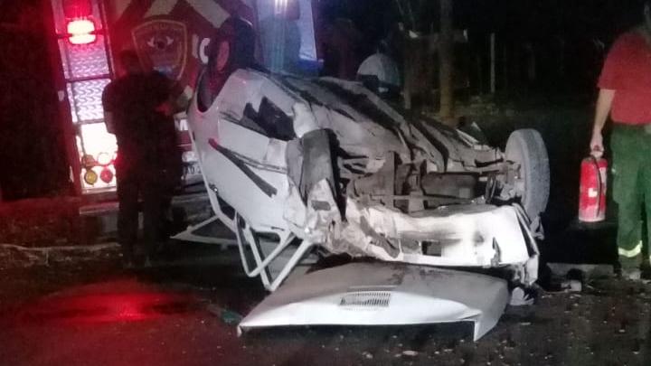 Perdió el control del auto, chocó contra un árbol y quedó delicado