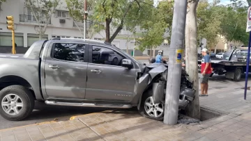 Pasó en amarillo y, por esquivar un colectivo, impactó contra un árbol y un pilar de luz